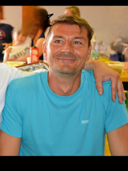 Gy�z�, 46 �ves t�rskeres� f�rfi, Szeksz�rd