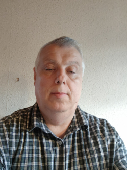 Gyula, 53 �ves t�rskeres� f�rfi, Brass�