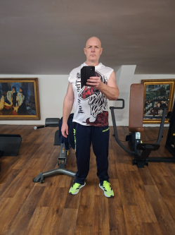 Ati, 49 �ves t�rskeres� f�rfi, Dunakiliti