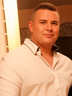 Martin, 29 �ves t�rskeres� f�rfi, J�sz�roksz�ll�s