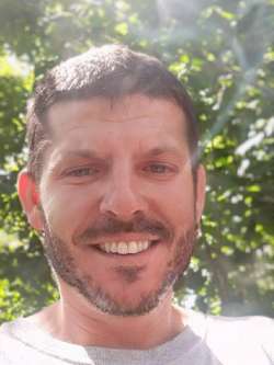 L�szl�, 44 �ves t�rskeres� f�rfi, Fegyvernek