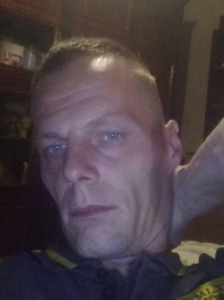 Bence, 38 �ves t�rskeres� f�rfi, �cs