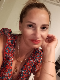 Ad�l, 42 �ves t�rskeres� n�, Dunavars�ny