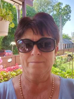 Erika, 62 �ves t�rskeres� n�, Tata