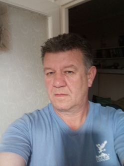 Peti, 51 �ves t�rskeres� f�rfi, Saj�szentp�ter