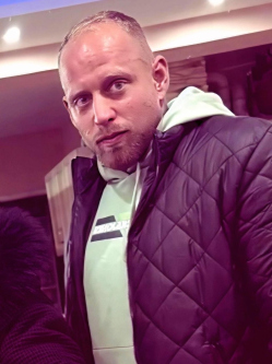 D�niel, 28 �ves t�rskeres� f�rfi, T�rnok
