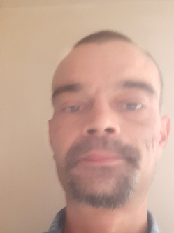G�bor, 44 �ves t�rskeres� f�rfi, P�pa