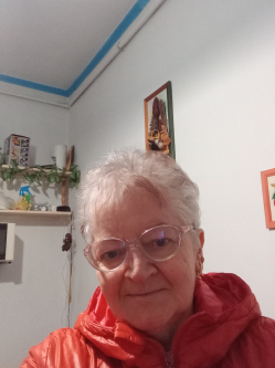 Marg�, 70 �ves t�rskeres� n�, Koml�