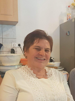 Ibolya, 70 �ves t�rskeres� n�, Nagyr�de