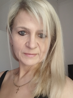 Piroska, 50 �ves t�rskeres� n�, Gy�mr�