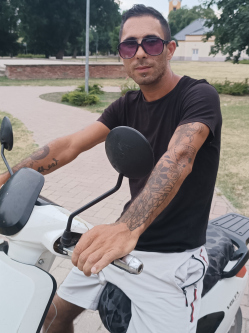 Mikl�s, 31 �ves t�rskeres� f�rfi, �cs