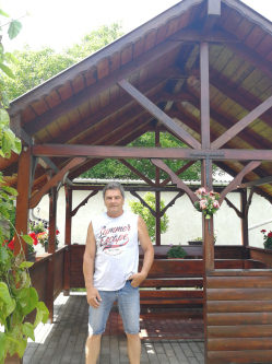 L�szl�, 63 �ves t�rskeres� f�rfi, Domb�v�r