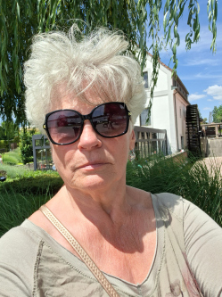 ILONA, 73 �ves t�rskeres� n�, Esztergom