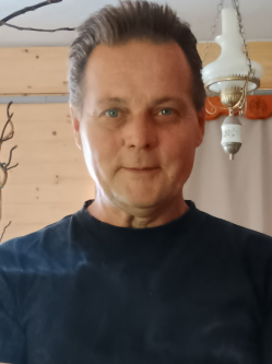 J�nos, 57 �ves t�rskeres� f�rfi, Hort