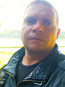 G�bor, 39 �ves t�rskeres� f�rfi, H�halom