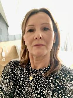 Ildik�, 58 �ves t�rskeres� n�, �szak-Brabant (Noord-Brabant)