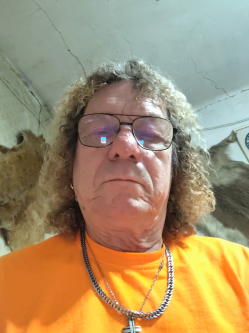 G�bor, 73 �ves t�rskeres� f�rfi, Fegyvernek