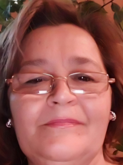 Kati, 66 �ves t�rskeres� n�, Tata