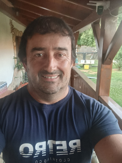 J�nos, 52 �ves t�rskeres� f�rfi, Magyarkereszt�r