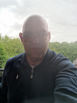 Zsolt, 43 �ves t�rskeres� f�rfi, �szak-Rajna-Vesztf�lia