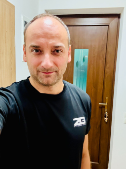 Zoli, 42 �ves t�rskeres� f�rfi, Andr�shida