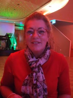 Szilvi, 55 �ves t�rskeres� n�, D�ms�d