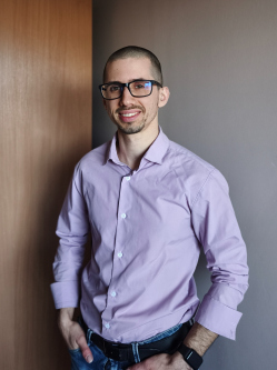 Beni, 28 �ves t�rskeres� f�rfi, Em�d