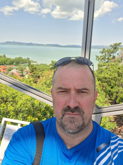 R�bert, 41 �ves t�rskeres� f�rfi, Hern�d