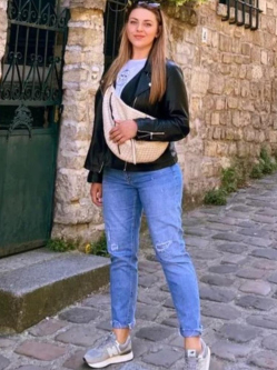 Bettina, 32 �ves t�rskeres� n�, Salg�tarj�n