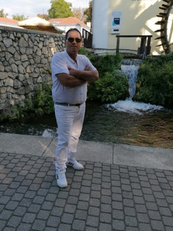 Bandi, 61 �ves t�rskeres� f�rfi, G�rce