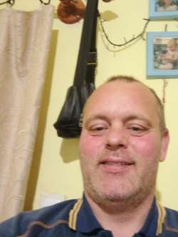 Tibi, 50 �ves t�rskeres� f�rfi, J�szkis�r