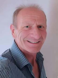 N�ndi, 57 �ves t�rskeres� f�rfi, Szemenye
