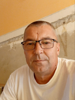 Attila, 54 �ves t�rskeres� f�rfi, �ll�s