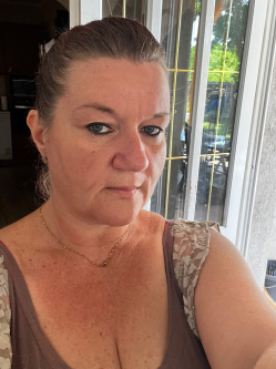 Henrietta, 48 �ves t�rskeres� n�, Gy�ngy�shal�sz