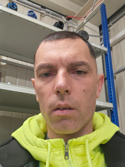 Laj, 40 �ves t�rskeres� f�rfi, Mez�t�r