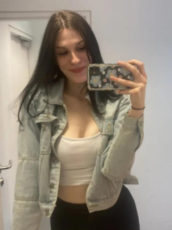 Anik�, 20 �ves t�rskeres� n�, Tatab�nya