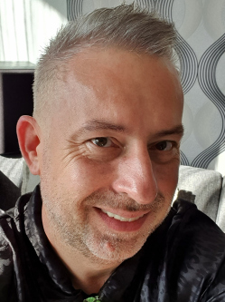 Feri, 54 �ves t�rskeres� f�rfi, Orosh�za