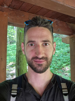 Zsolt, 34 �ves t�rskeres� f�rfi, Tata