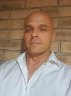 S�ndor, 43 �ves t�rskeres� f�rfi, Orosh�za