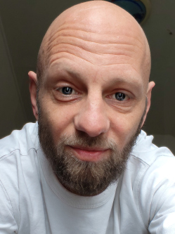 Roland, 35 �ves t�rskeres� f�rfi, Esztergom