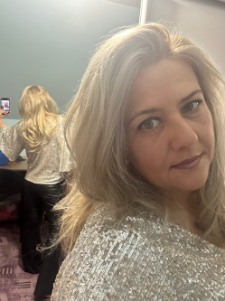 Bea, 43 �ves t�rskeres� n�, Tata