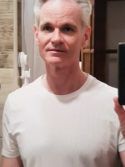 Zoli, 52 �ves t�rskeres� f�rfi, P�ty