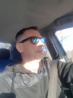 J�zsef, 43 �ves t�rskeres� f�rfi, Bonyh�d