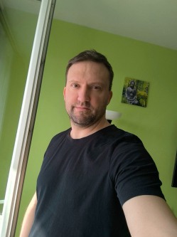 Jan�, 41 �ves t�rskeres� f�rfi, Debrecen