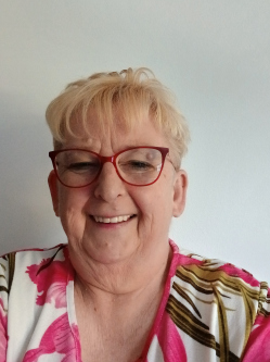 Zsuzsa, 56 �ves t�rskeres� n�, �zd