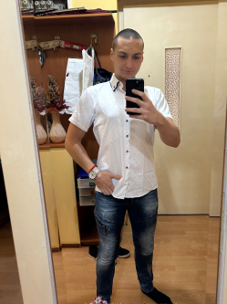 Adam, 25 �ves t�rskeres� f�rfi, Berhida