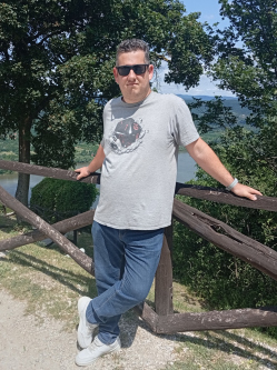 D�niel, 32 �ves t�rskeres� f�rfi, Salg�tarj�n