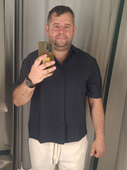 Peti, 43 �ves t�rskeres� f�rfi, K�rmend
