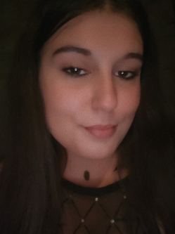 Riki, 22 �ves t�rskeres� n�, Ny�regyh�za