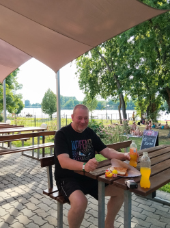 J�zsi, 47 �ves t�rskeres� f�rfi, Gara